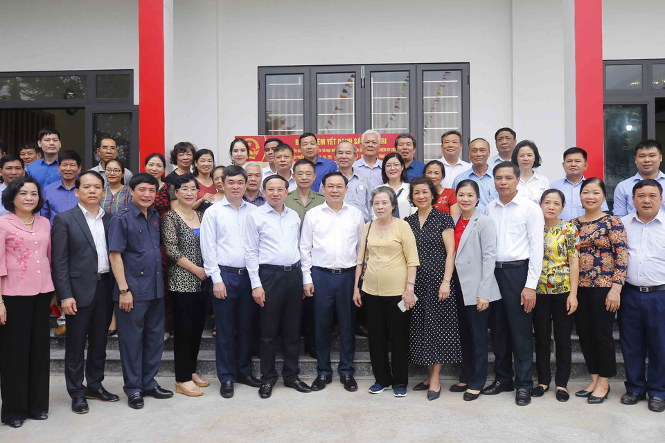 Chủ tịch Quốc hội Vương Đình Huệ với cử tri tại khu vực bỏ phiếu số 1, khu phố 2B, phường Hồng Hải, thành phố Hạ Long, tỉnh Quảng Ninh. (Ảnh: Doãn Tấn/TTXVN)