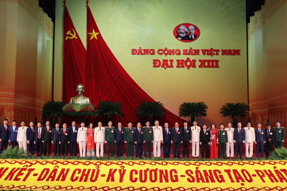 Thủ tướng Chính phủ Nguyễn Xuân Phúc chụp ảnh chung với Đoàn đại biểu Đảng bộ tỉnh Hưng Yên. (Ảnh: TTXVN)