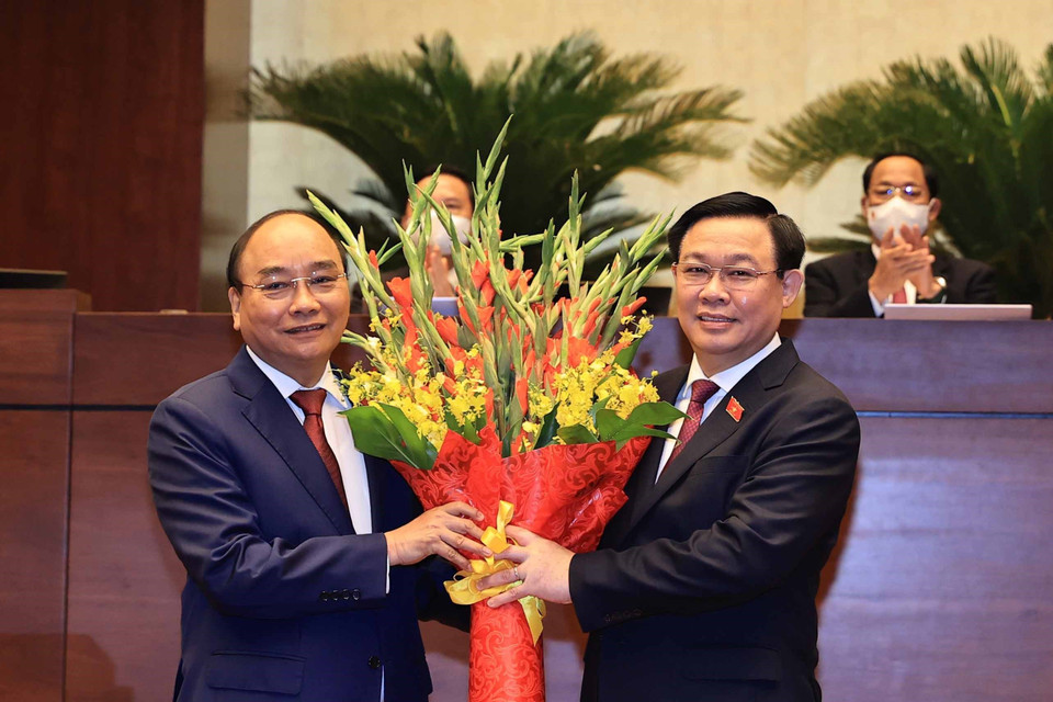 Chủ tịch Quốc hội Vương Đình Huệ chúc mừng Chủ tịch nước Nguyễn Xuân Phúc. (Ảnh: Thống Nhất/TTXVN)