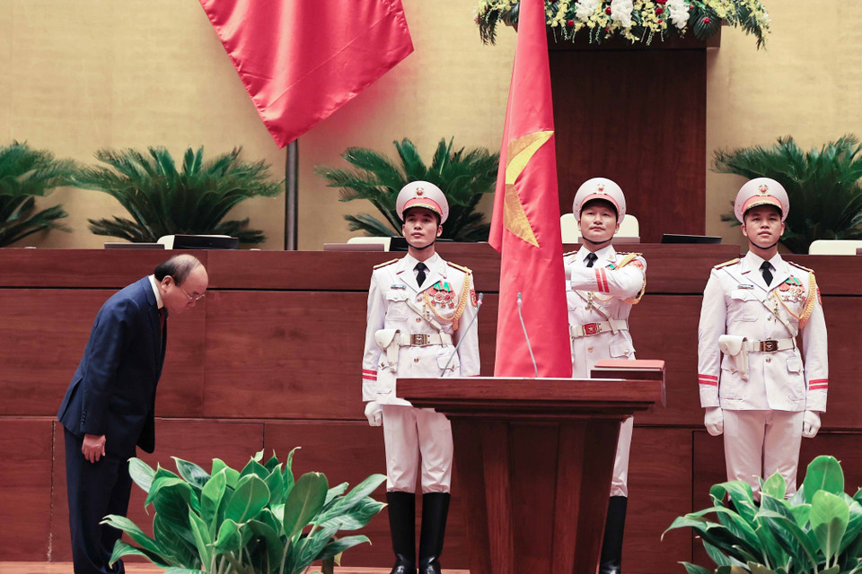 Chủ tịch nước Nguyễn Xuân Phúc thực hiện nghi thức tuyên thệ. (Ảnh: Thống Nhất/TTXVN)