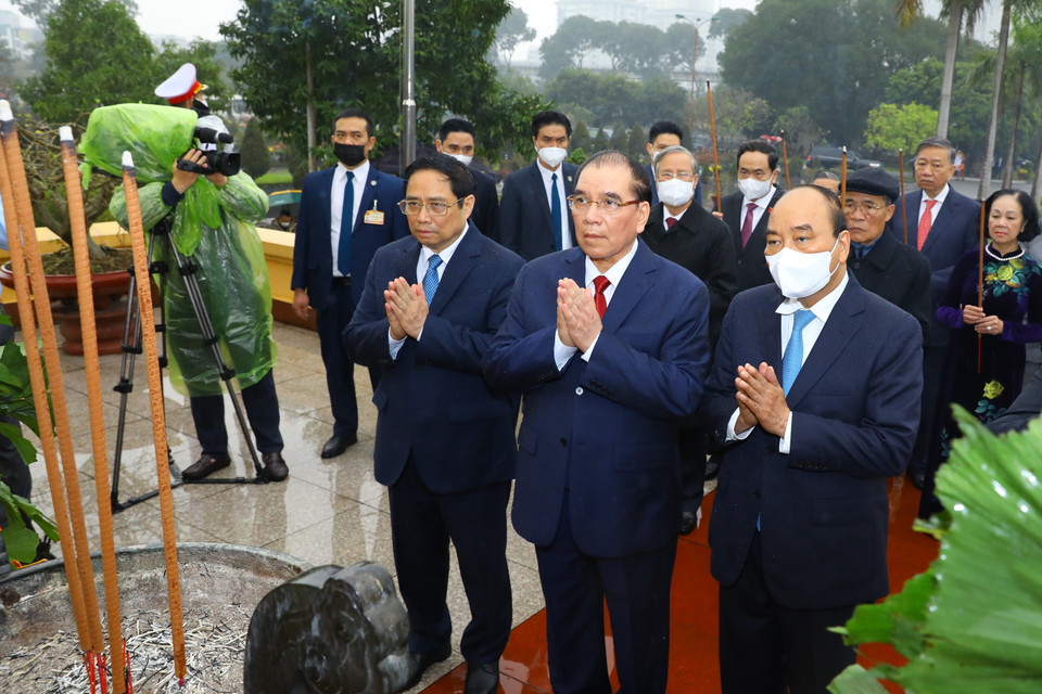 Nguyên Tổng Bí thư Nông Đức Mạnh, Chủ tịch nước Nguyễn Xuân Phúc, Thủ tướng Chính phủ Phạm Minh Chính dâng hương tưởng nhớ các vị tiền bối cách mạng và các anh hùng, liệt sỹ tại Nghĩa trang Mai Dịch. (Ảnh: Văn Điệp/TTXVN)