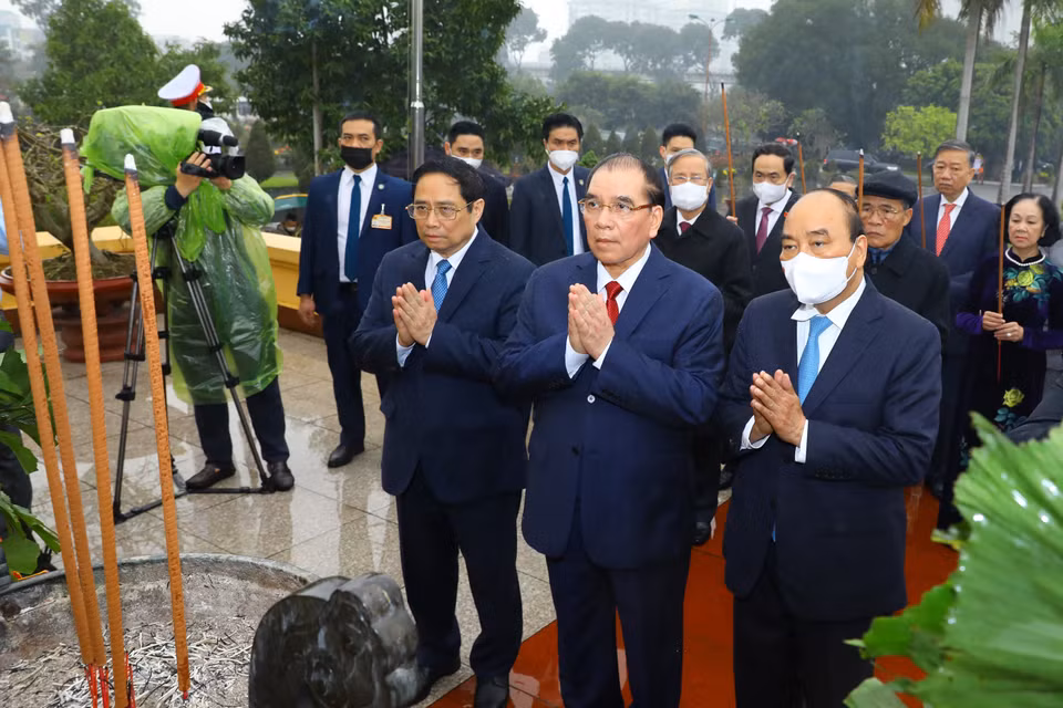 Nguyên Tổng Bí thư Nông Đức Mạnh, Chủ tịch nước Nguyễn Xuân Phúc, Thủ tướng Chính phủ Phạm Minh Chính dâng hương tưởng nhớ các vị tiền bối cách mạng và các anh hùng, liệt sỹ tại Nghĩa trang Mai Dịch. (Ảnh: Văn Điệp/TTXVN)