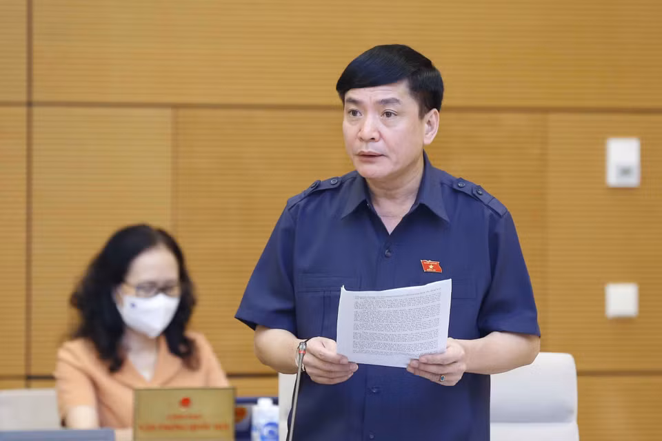 Tổng thư ký Quốc hội, Chủ nhiệm Văn phòng Quốc hội Bùi Văn Cường trình bày các báo cáo. (Ảnh: Doãn Tấn/TTXVN)