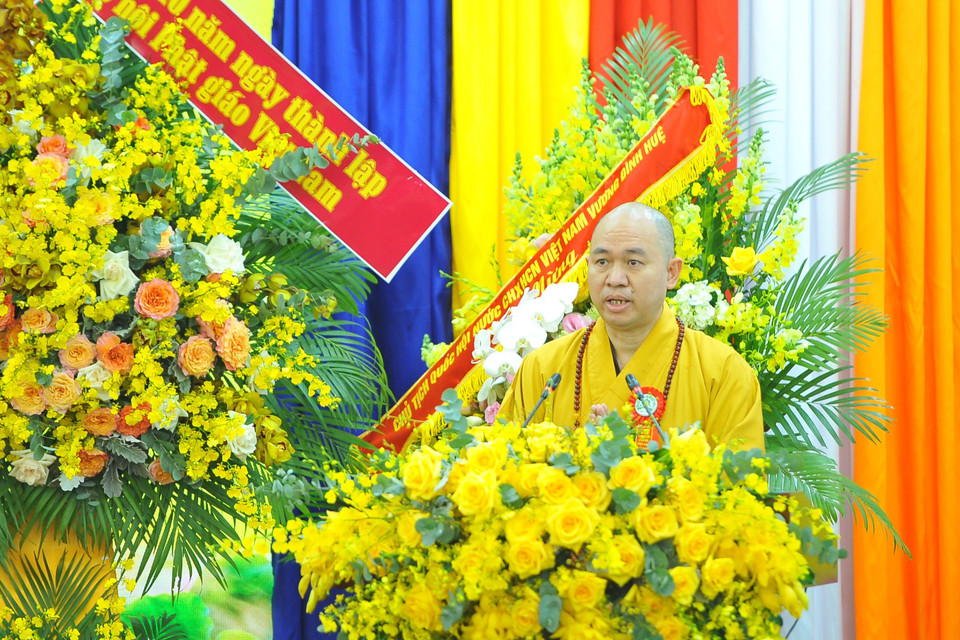 Thượng tọa TS. Thích Đức Thiện, Phó chủ tịch, Tổng Thư ký Hội đồng Trị sự Giáo hội Phật giáo Việt Nam, Trưởng Ban Phật giáo Quốc tế Trung ương Giáo hội Phật giáo Việt Nam báo cáo thành tựu Phật sư trọng đạo 40 năm hình thanh và phát triển. (Ảnh: Minh Đức/TTXVN)