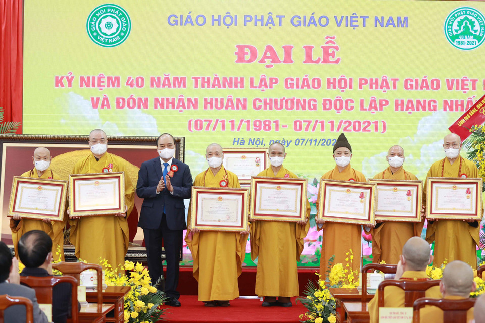 Chủ tịch nước Nguyễn Xuân Phúc trao tặng Huân chương Độc lập hạng Ba và Huân chương Lao động hạng Ba cho các cá nhân của Giáo hội Phật giáo Việt Nam. (Ảnh: Thống Nhất/TTXVN)