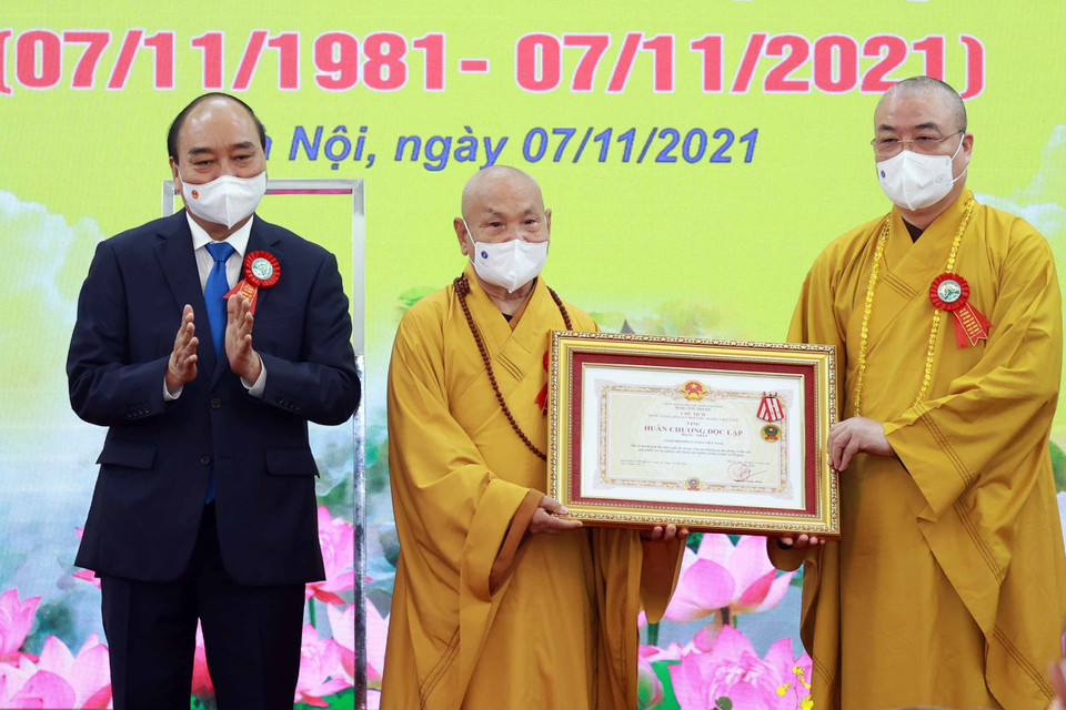 Chủ tịch nước Nguyễn Xuân Phúc trao tặng Huân chương Độc lập Hạng Nhất cho Giáo hội Phật giáo Việt Nam. (Ảnh: Thống Nhất/TTXVN)