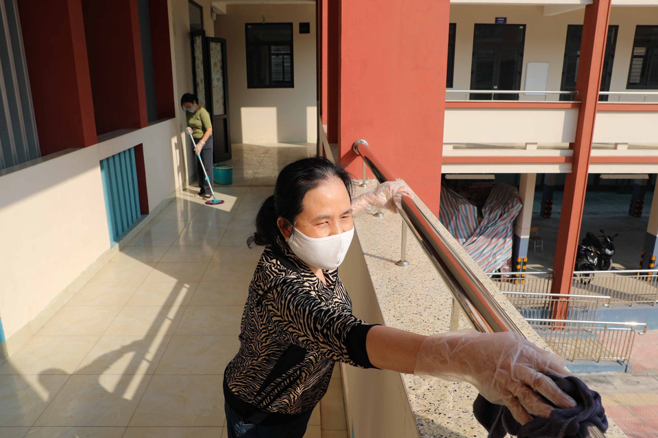 Vệ sinh, khử khuẩn để đón học sinh tới trường tại trường THPT Trương Định, quận Hoàng Mai. (Ảnh: Thanh Tùng/TTXVN)