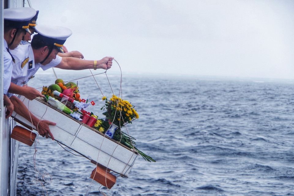 Đã thành thông lệ, bất cứ tàu hải quân nào đi qua vùng biển Gạc Ma, Cô Lin, Len Đao đều tổ chức lễ viếng và thả hoa tưởng niệm 64 liệt sỹ trong cuộc chiến đấu bảo vệ chủ quyền biển đảo Tổ quốc năm 1988. (Ảnh: Thành Đạt/TTXVN)