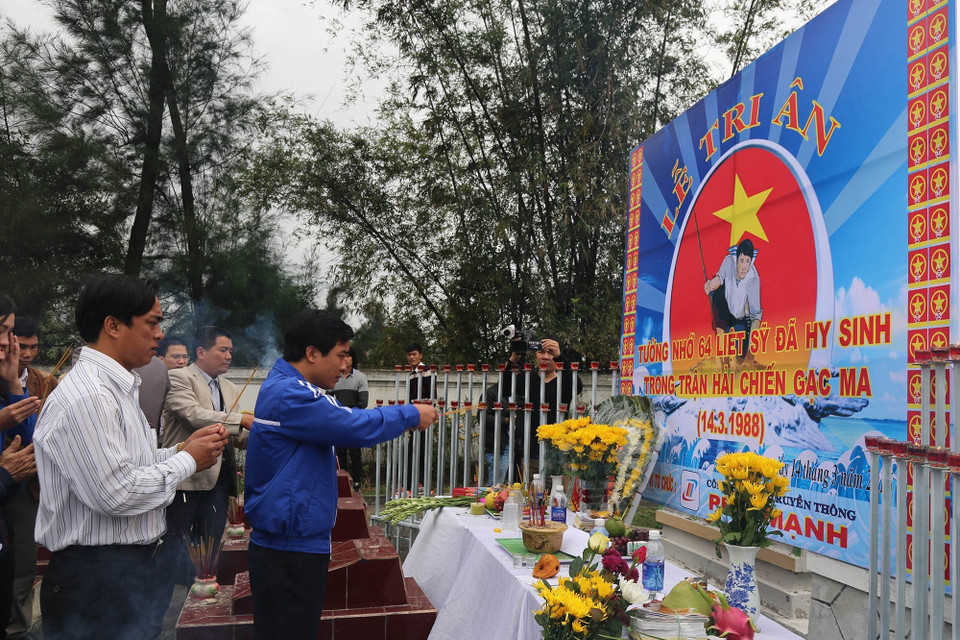 Các cựu binh, đồng đội, người thân tại lễ dâng hương tri ân 64 chiến sỹ hy sinh trong trận chiến đấu bảo vệ chủ quyền biển đảo Tổ quốc ở Gạc Ma, tại Nghĩa trang liệt sỹ phường Quảng Phúc, thị xã Ba Đồn, tỉnh Quảng Bình. (Ảnh: Mạnh Thành/TTXVN)