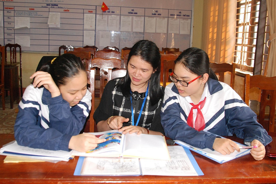 3 cô, trò Trường THCS Nguyễn Trãi, thành phố Đông Hà, tỉnh Quảng Trị đã dành tâm huyết và công sức trong suốt hơn 5 tháng để vẽ bộ truyện tranh đầy xúc động mang tên Gạc Ma và những người anh hùng. Dự án mang tên Giáo dục tình yêu biển đảo qua việc sáng tạo ra truyện tranh Gạc Ma và những người anh hùng đã giành giải nhì trong cuộc thi Khoa học kỹ thuật cấp quốc gia học sinh trung học năm học 2017-2018, khu vực phía Bắc năm 2018. (Ảnh: Xuân Triệu/TTXVN)