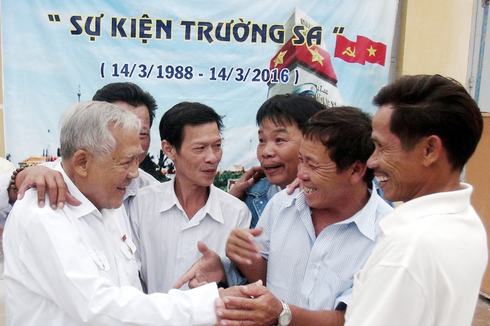 Kỷ niệm 28 năm trận chiến đấu bảo vệ chủ quyền biển đảo Tổ quốc ở Gạc Ma (14/3/1988-14/3/2016), gần 400 cựu chiến binh Trường Sa gặp mặt đầy cảm xúc tại xã Hòa Đồng, huyện Tây Hoà, tỉnh Phú Yên. (Ảnh: Xuân Triệu/TTXVN)