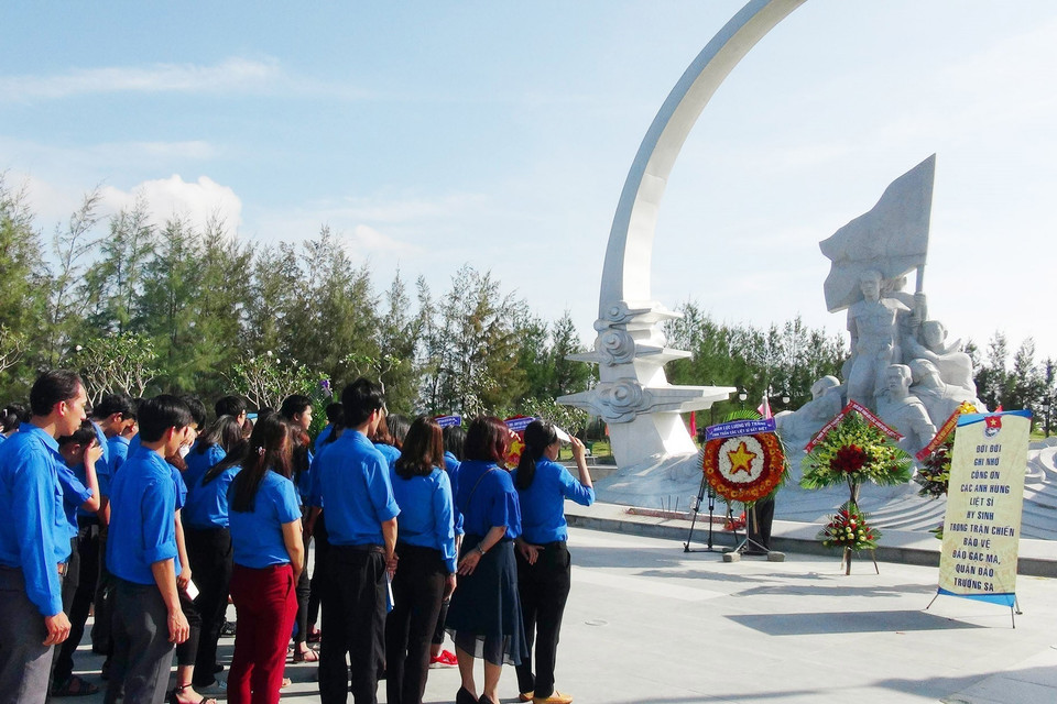 Đoàn viên thanh niên tỉnh Khánh Hòa dâng hương tại Khu Tưởng niệm chiến sỹ Gạc Ma ở xã Cam Hải Đông, huyện Cam Lâm (tỉnh Khánh Hòa). (Ảnh: Phan Sáu/TTXVN)