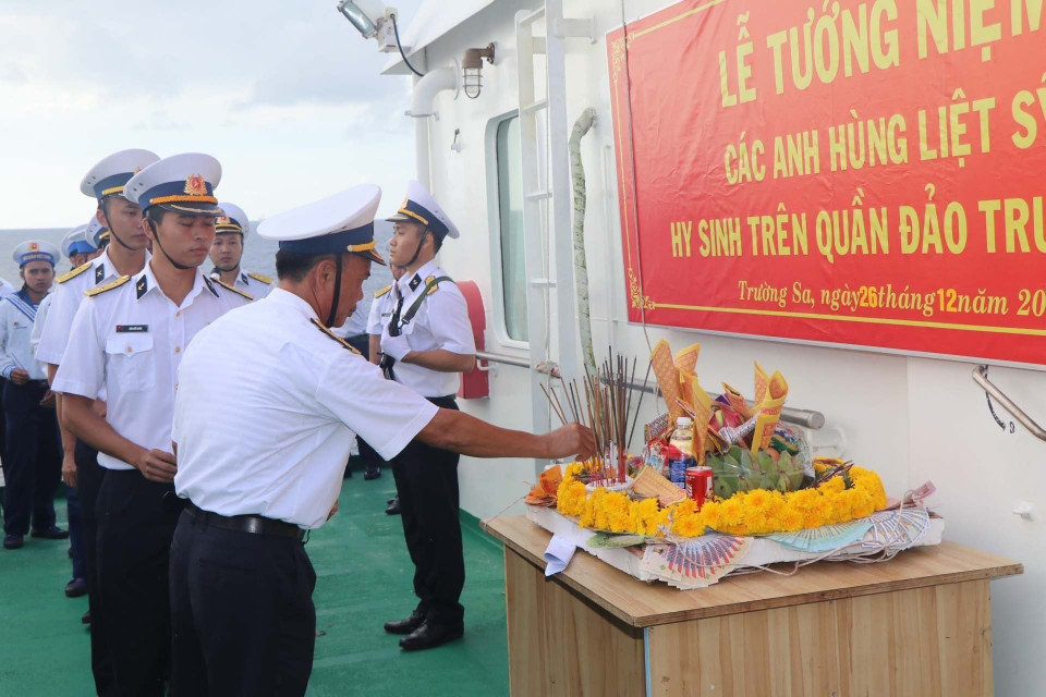 Các chiến sỹ Lữ đoàn hải quân 146 thắp hương tưởng niệm các liệt sỹ hải quân đã anh dũng hy sinh trong cuộc chiến đấu bảo vệ chủ quyền biển đảo Tổ quốc ở Gạc Ma, Cô Lin, Len Đao thuộc quần đảo Trường Sa của Việt Nam. (Ảnh: Nguyễn Văn Nhật/TTXVN)