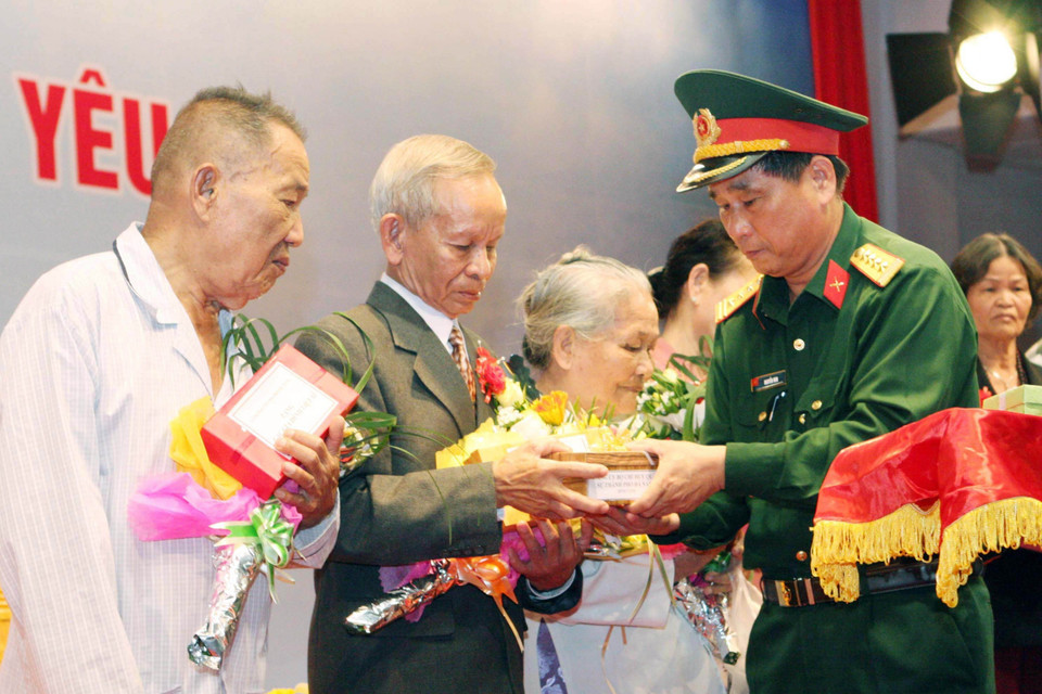 Đại tá Nguyễn Min, Phó Chỉ huy trưởng Bộ Chỉ huy Quân sự thành phố Đà Nẵng trao quà cho thân nhân các gia đình liệt sỹ hy sinh tại Gạc Ma năm 1988, tại chương trình giao lưu Hướng về Trường Sa thân yêu ngày 14/3/2013. (Ảnh: Trần Lê Lâm/TTXVN)