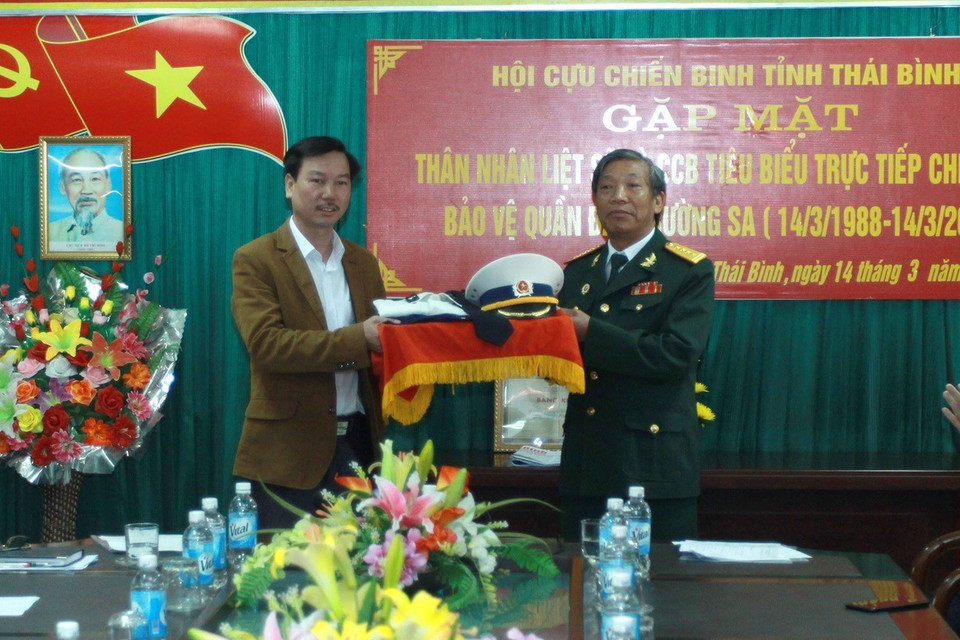 Cựu chiến binh Vũ Huy Lễ, Anh hùng lực lượng vũ trang nhân dân, thuyền trưởng tàu HQ-505 trong trận chiến đấu bảo vệ chủ quyền Tổ quốc ở đá Gạc Ma năm 1988, trao lại bộ quân phục của mình cho Bảo tàng Thái Bình. (Ảnh: Thế Duyệt/TTXVN)