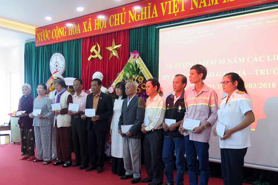 Ngày 14/3/2018, Ban Liên lạc Truyền thống Bộ đội Trường Sa giai đoạn 1984 – 1988 tổ chức Lễ tưởng niệm 30 năm các liệt sỹ hy sinh tại Gạc Ma và trao quà cho thân nhân liệt sỹ Gạc Ma. (Ảnh: Nguyễn Sơn/TTXVN)