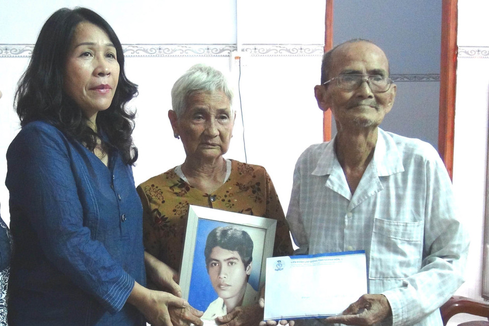 Đại diện Quỹ Tấm lòng Vàng (Báo Lao Động) trao tiền hỗ trợ cho vợ chồng ông Võ Ta và bà Phan Thị Đay (xã Ninh Ích, thị xã Ninh Hòa, tỉnh Khánh Hòa), là bố mẹ của liệt sỹ Võ Đình Tuấn hy sinh trong trận chiến đấu bảo vệ chủ quyền biển đảo Tổ quốc ở Gạc Ma năm 1988. (Ảnh: Nguyên Lý/TTXVN)