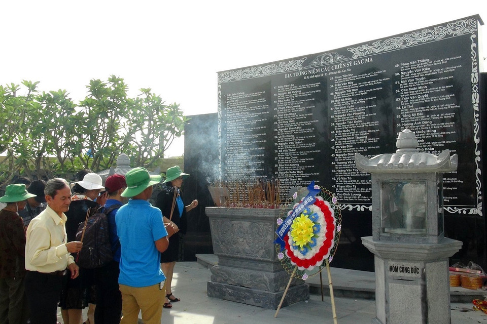 Dâng hương trước Bia tưởng niệm chiến sỹ Gạc Ma tại Khu Tưởng niệm chiến sỹ Gạc Ma, xã Cam Hải Đông, huyện Cam Lâm (tỉnh Khánh Hòa). (Ảnh: Nguyên Lý/TTXVN)