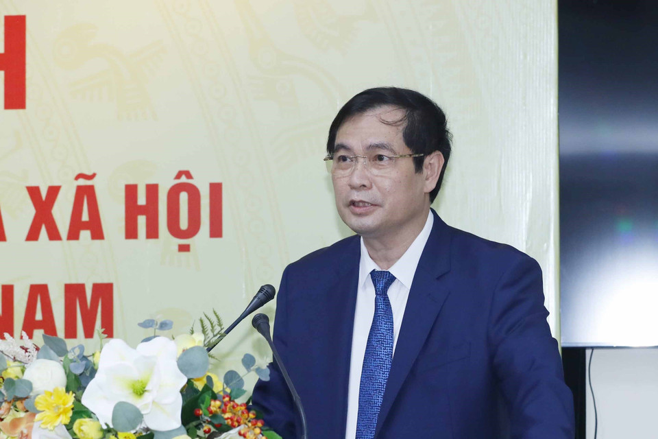 Ông Phan Xuân Thuỷ, Phó Trưởng Ban Tuyên giáo Trung ương phát biểu tại lễ ra mắt sách. (Ảnh: Phương Hoa/TTXVN)