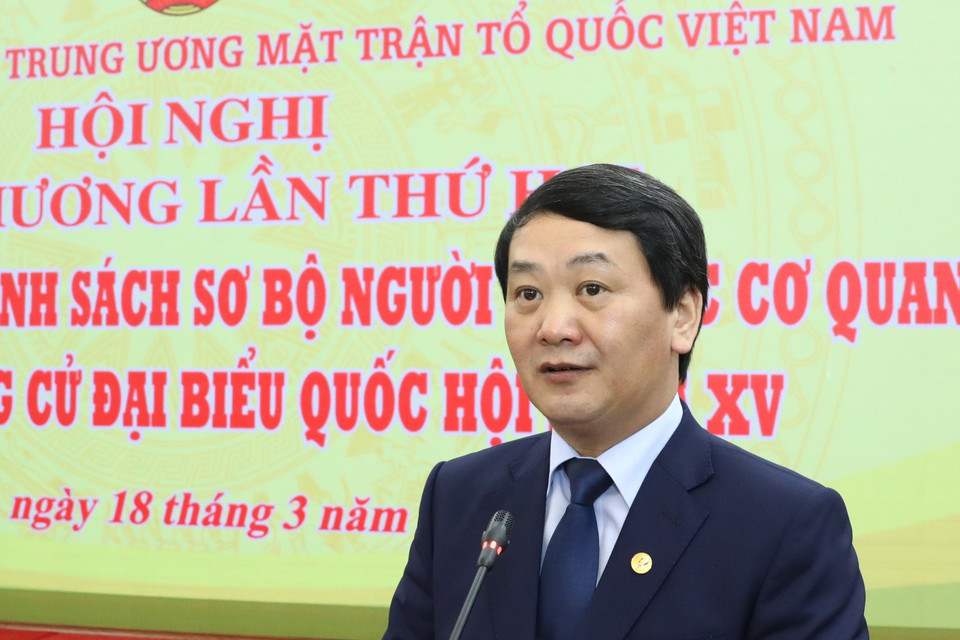 Ông Hầu A Lềnh, Ủy viên Trung ương Đảng, Phó Chủ tịch, Tổng thư ký Ủy ban Trung ương Mặt trận Tổ quốc Việt Nam phát biểu tại Hội nghị. (Ảnh: Văn Điệp/TTXVN)