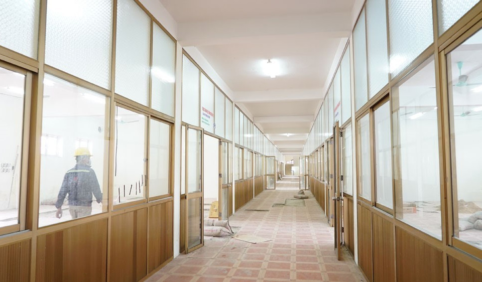 Dãy nhà 3 tầng Trung tâm thực hành thực nghiệm - Trường Đại học Sao Đỏ (thành phố Chí Linh) có một số hạng mục xuống cấp đang được cải tạo, sửa chữa để đáp ứng tiêu chuẩn của một cơ sở điều trị bệnh nhân COVID-19. (Ảnh: TTXVN phát)