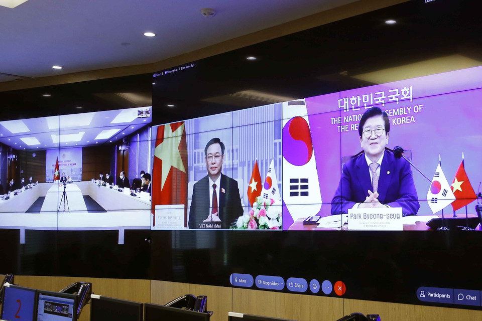 Chủ tịch Quốc hội Vương Đình Huệ hội đàm trực tuyến với Chủ tịch Quốc hội Hàn Quốc Park Byeong Seug. (Ảnh: Doãn Tấn/TTXVN)