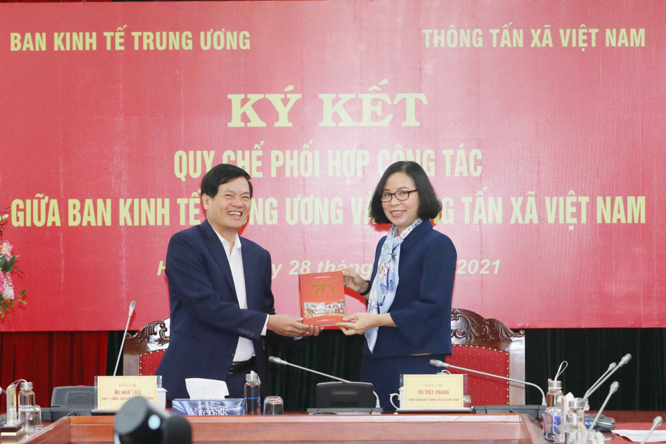 Bà Vũ Việt Trang, Bí thư Đảng ủy, Tổng Giám đốc Thông tấn xã Việt Nam tặng sách của TTXVN cho ông Đỗ Ngọc An, Phó Trưởng Ban Kinh tế Trung ương tại lễ ký kết. (Ảnh: Phương Hoa/TTXVN)