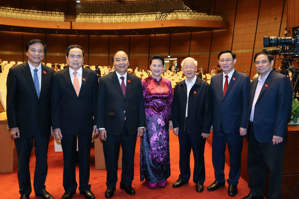 Tổng Bí thư, Chủ tịch nước Nguyễn Phú Trọng, Thủ tướng Nguyễn Xuân Phúc, Chủ tịch Quốc hội Vương Đình Huệ, Chủ tịch Hội đồng Bầu cử quốc gia với các lãnh đạo Đảng, Nhà nước. (Ảnh: Trí Dũng/TTXVN)