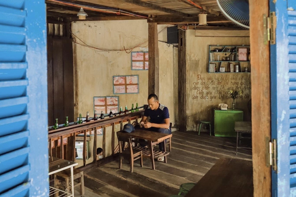 Khách hàng đầu tiên trong ngày của một quán càphê tại trung tâm Quận 1, Thành phố Hồ Chí Minh. (Ảnh: Hồng Giang/TTXVN)