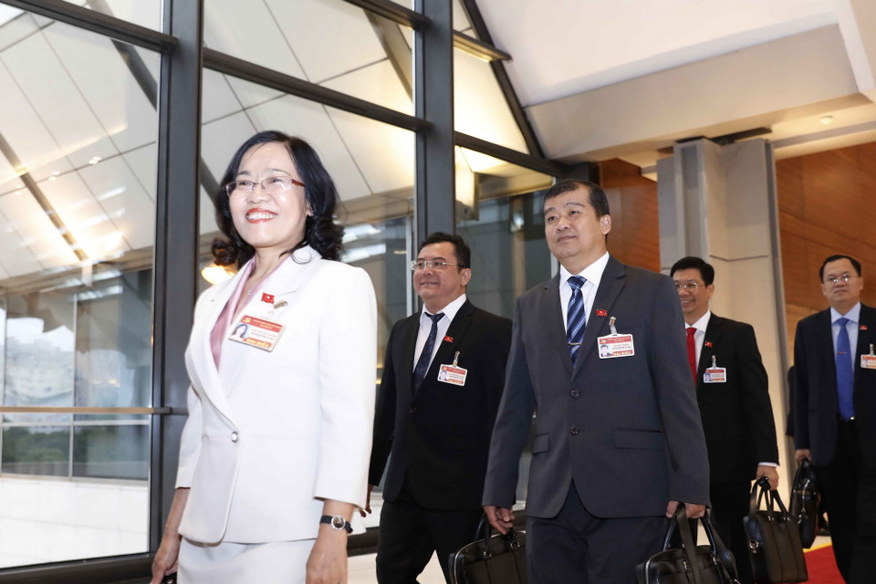  Các đại biểu đến dự ngày làm việc chính thức thứ hai Đại hội XIII của Đảng. (Ảnh: TTXVN)