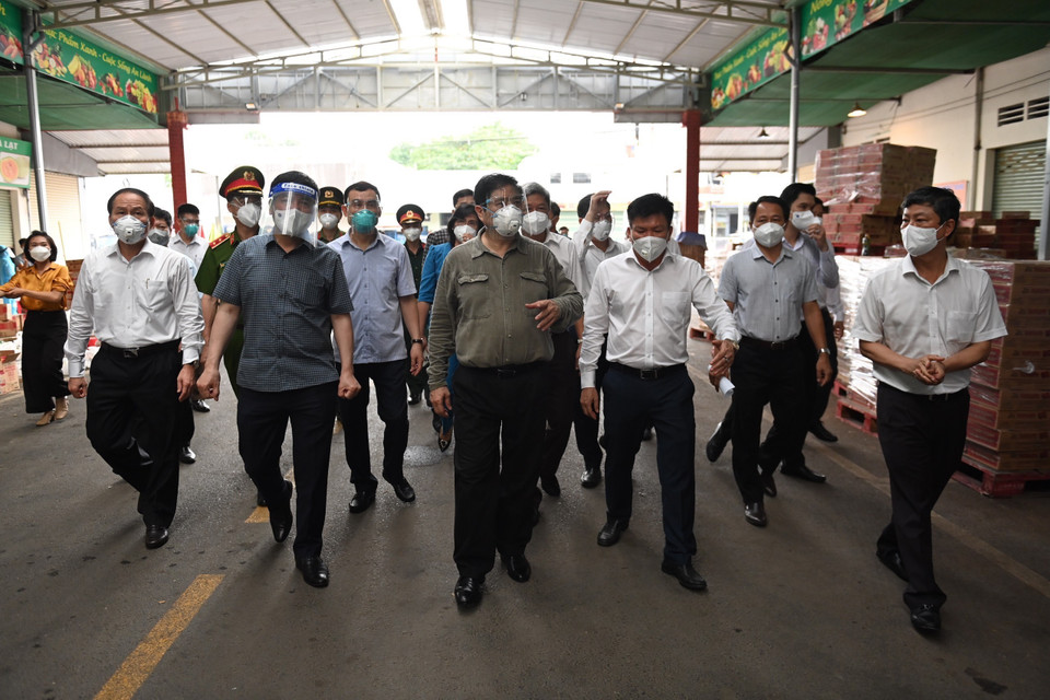 Thủ tướng Chính phủ Phạm Minh Chính đi thị sát kiểm tra công tác chống dịch tại 'vùng đỏ' thành phố Thuận An, tỉnh Bình Dương. (Ảnh: TTXVN)