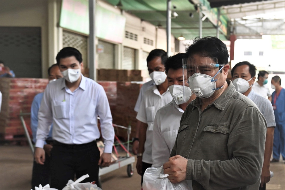 Thủ tướng Chính phủ Phạm Minh Chính, Trưởng Ban chỉ đạo Quốc gia phòng, chống dịch COVID-19 kiểm tra gói an sinh cấp cho người dân trên địa bàn thành phố Thuận An, tỉnh Bình Dương. (Ảnh: TTXVN phát)