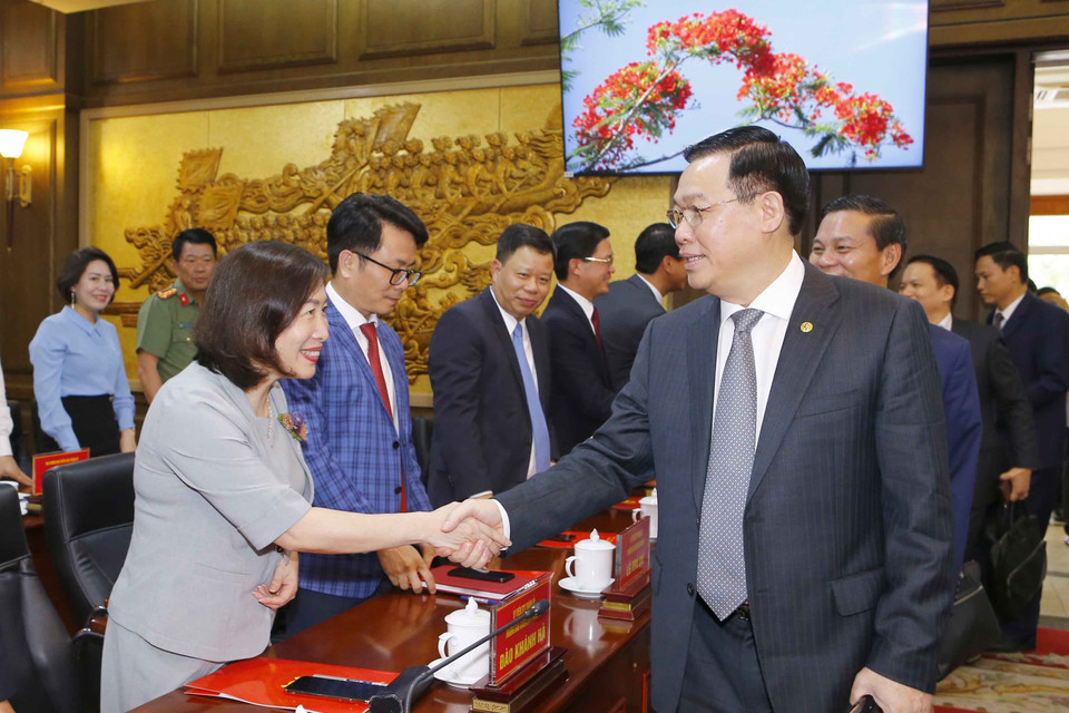 Chủ tịch Quốc hội Vương Đình Huệ với các đại biểu. (Ảnh: Doãn Tấn/TTXVN)