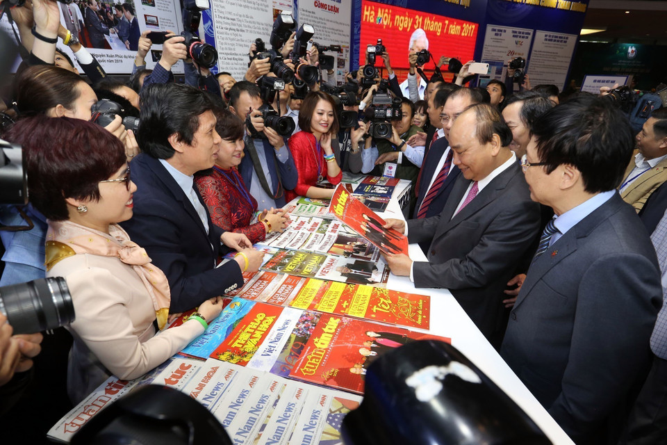 Thủ tướng Nguyễn Xuân Phúc thăm gian trưng bày của TTXVN tại Hội báo toàn quốc 2019. (Ảnh: Huy Hùng/TTXVN)