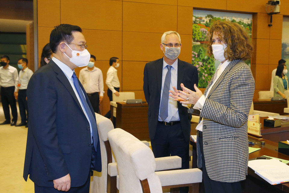 Chủ tịch Quốc hội Vương Đình Huệ trao đổi với đại biểu dự tọa đàm. (Ảnh: Doãn Tấn/TTXVN)