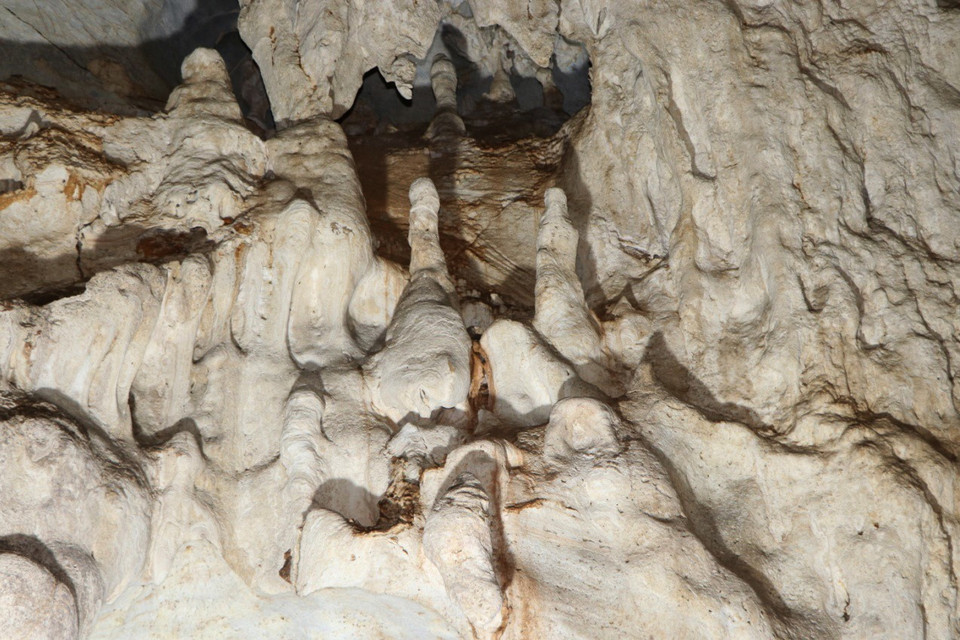 Những hình dạng kỳ thú, lạ mắt của những dãy nhũ đá trong khoang thứ nhất của hang động Hắt Chuông. (Ảnh: Xuân Tiến/TTXVN)