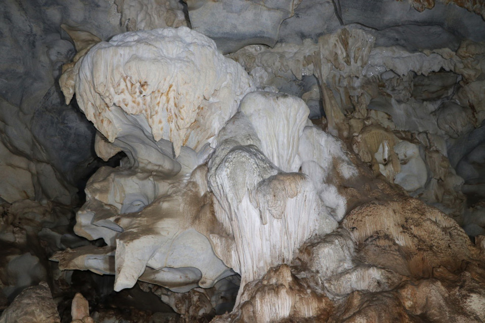Những nhũ đá trên vòm hang động Hắt Chuông. (Ảnh: Xuân Tiến/TTXVN)