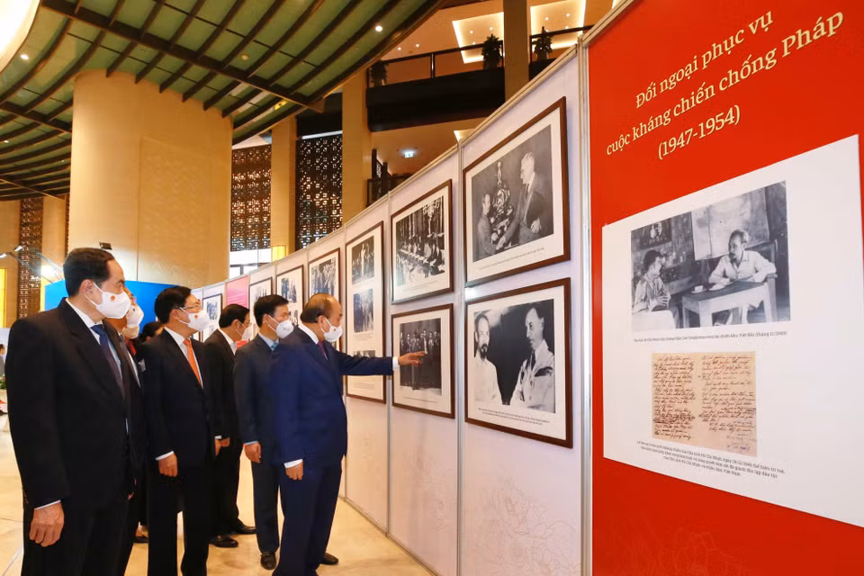 Hình ảnh lãnh đạo Đảng, Nhà nước tham quan triển lãm thành tựu đối ngoại Việt Nam qua các thời kỳ. (Ảnh: Phương Hoa/TTXVN)