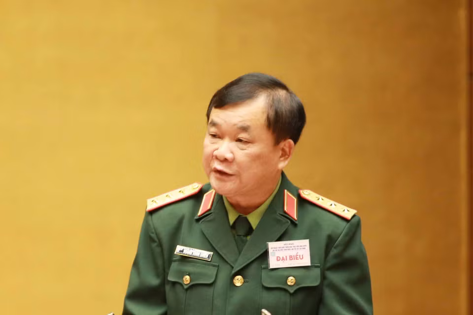 Thượng tướng Hoàng Xuân Chiến, Ủy viên Trung ương Đảng, Thứ trưởng Bộ Quốc phòng trình bày tham luận tại hội nghị. (Ảnh: Phương Hoa/TTXVN)