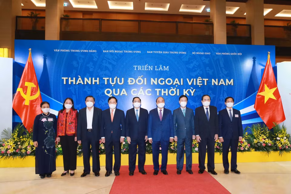 Lãnh đạo Đảng, Nhà nước chụp ảnh chung tại triển lãm thành tựu đối ngoại Việt Nam qua các thời kỳ. (Ảnh: Phương Hoa/TTXVN)