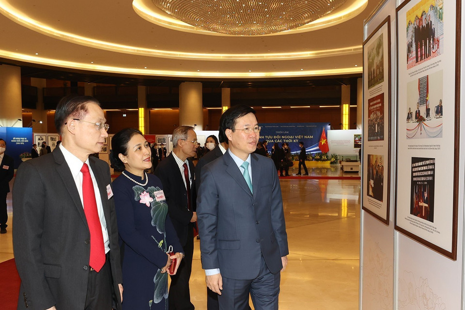 Thường trực Ban Bí thư Võ Văn Thưởng cùng các lãnh đạo Đảng, Nhà nước tham quan triển lãm thành tựu đối ngoại Việt Nam qua các thời kỳ. (Ảnh: Trí Dũng/TTXVN)