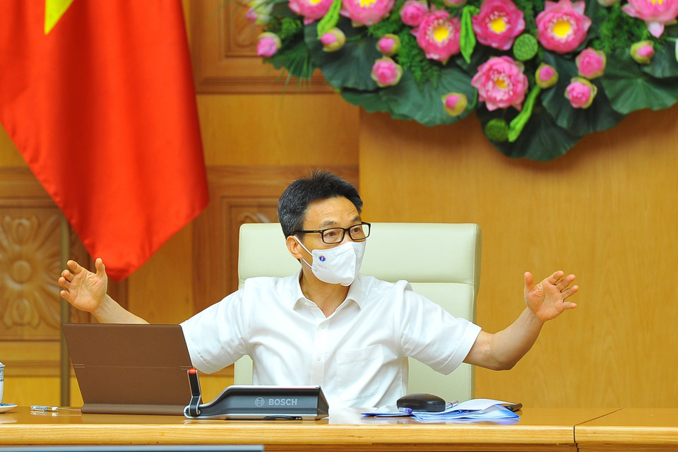 Phó Thủ tướng Chính phủ Vũ Đức Đam, Trưởng Ban Chỉ đạo Quốc gia phòng, chống COVID-19 chủ trì cuộc họp đánh giá tình hình công tác phòng, chống dịch COVID-19 trên cả nước. (Ảnh: Minh Đức/TTXVN)