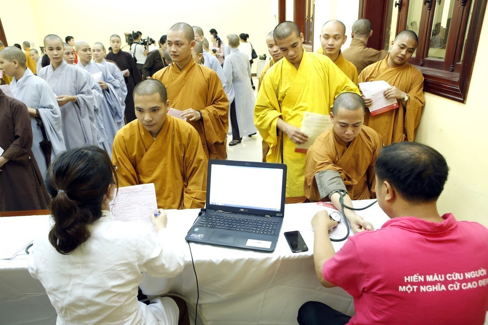Các tăng, ni sinh của Học viện Phật giáo Việt Nam tại huyện Sóc Sơn tham gia đăng ký hiến máu nhân đạo do Trung ương Hội Chữ thập Đỏ Việt Nam phối hợp với Học viện Phật giáo Việt Nam tại huyện Sóc Sơn và Bộ Y tế tổ chức. (Ảnh: Dương Ngọc/TTXVN)