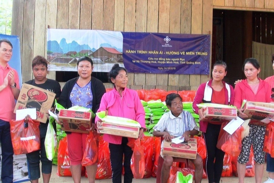 Hội Chữ thập Đỏ tỉnh Quảng Bình phối hợp với Công ty Cổ phần Daeha - Khách sạn Hà Nội DAEWOO trao quà cho đồng bào Rục xã Thượng Hóa, huyện Minh Hóa, tỉnh Quảng Bình (2019). (Ảnh: Võ Dung/TTXVN)