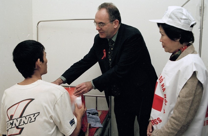 Chủ tịch Hiệp hội Chữ thập Đỏ, Trăng lưỡi liềm đỏ quốc tế tại Hà Nội trao quà cho bệnh nhân AIDS đang điều trị tại Bệnh viện Đống Đa (2004). (Ảnh: Hữu Oai/TTXVN)