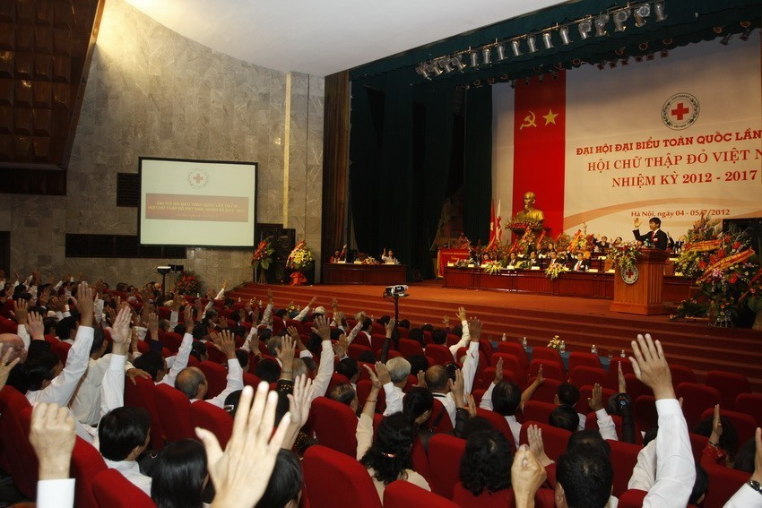 Các đại biểu biểu quyết thông qua Nghị quyết đại hội tại Đại hội đại biểu toàn quốc Hội Chữ thập Đỏ Việt Nam lần thứ 9 (2012). (Ảnh: Thanh Tùng/TTXVN)