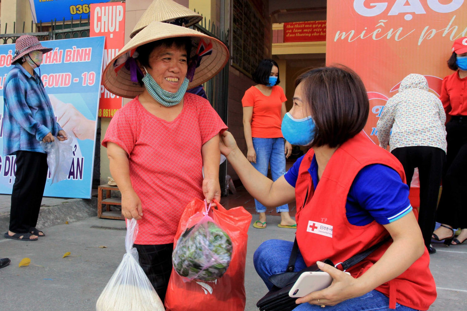 Cấp phát gạo miễn phí cho người nghèo, người khuyết tật, người bị mất việc làm do ảnh hưởng của dịch Covid-19 địa chỉ số 237, đường Hai Bà Trưng, phường Đề Thám, thành phố Thái Bình do Hội Chữ thập Đỏ tỉnh Thái Bình phối hợp với Công ty Cổ phần sách Thái Hà, Câu lạc bộ kết nối muôn phương Thái Bình và Nhóm không gian đọc Chia sẻ và kết nối tổ chức. (Ảnh: Thế Duyệt/TTXVN)