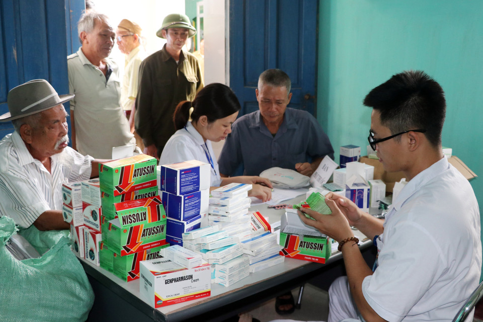 Khám bệnh và cấp thuốc miễn phí cho nạn nhân da cam trên địa bàn tỉnh Nam Định do Trung ương Hội Chữ thập Đỏ Việt Nam tổ chức. (Ảnh: Nguyễn Lành/TTXVN)