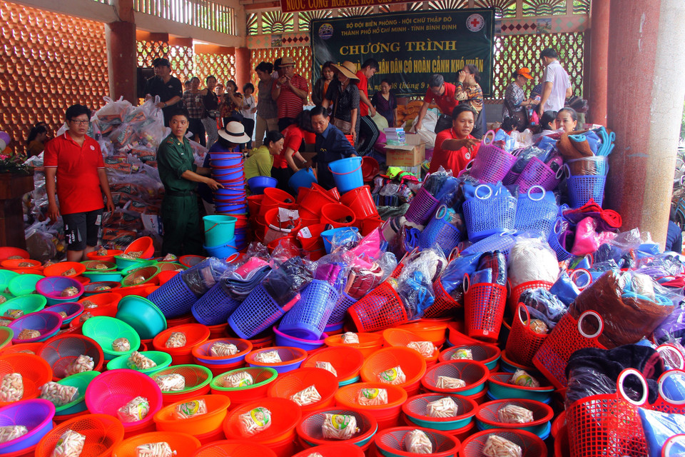 Chuẩn bị quà tặng cho bệnh nhân phong ở làng phong Quy Hòa, TP Quy Nhơn do Bộ đội Biên phòng Thành phố Hồ Chí Minh, Bộ đội Biên phòng tỉnh Bình Định, phối hợp với Hội Chữ thập Đỏ Thành phố Hồ Chí Minh, Hội Chữ thập Đỏ tỉnh Bình Định tổ chức. (Ảnh: Nguyên Linh/TTXVN)