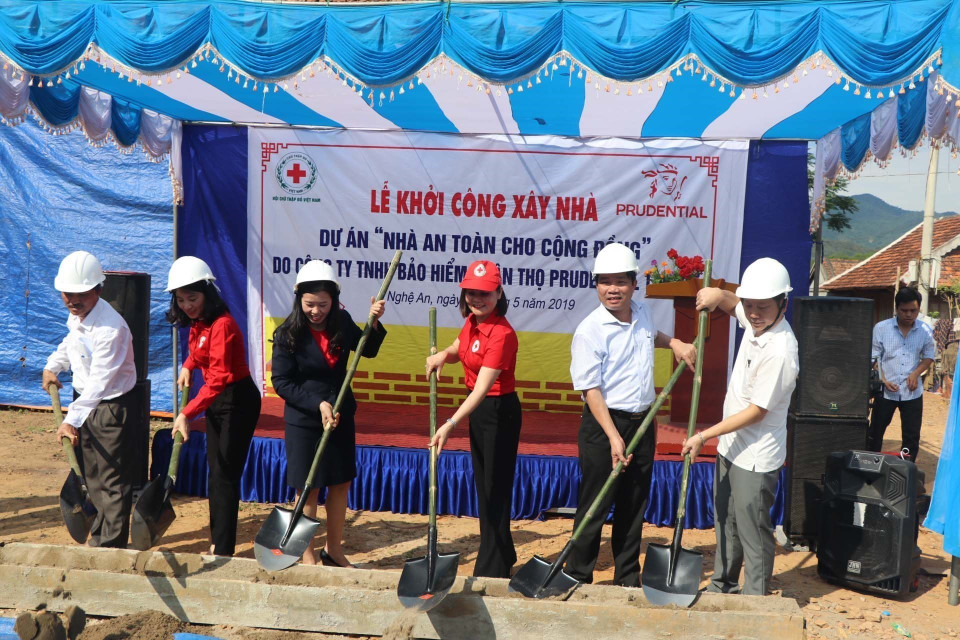 Công ty TNHH Bảo hiểm nhân thọ Prudential Việt Nam phối hợp với Hội Chữ thập Đỏ Việt Nam khởi công xây nhà dự án “Nhà an toàn cho cộng đồng” tại bản Xốp Mạt, xã Lượng Minh (Tương Dương, Nghệ An). Dự án nhằm hỗ trợ khắc phục hậu quả thiên tai, giúp ổn định cuộc sống cho đồng bào các tỉnh chịu thiệt hại nặng nề sau bão lũ cũng như giảm thiểu các thiết hại có thể xảy ra do thiên tai (2019). (Ảnh: Nguyễn Văn Nhật/TTXVN)